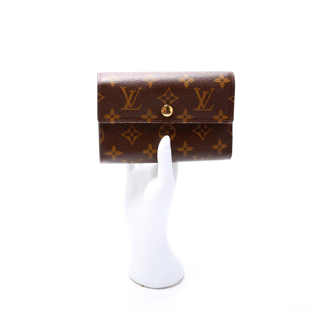 
                      
                        Alexandra Wallet Monogram
                      
                    