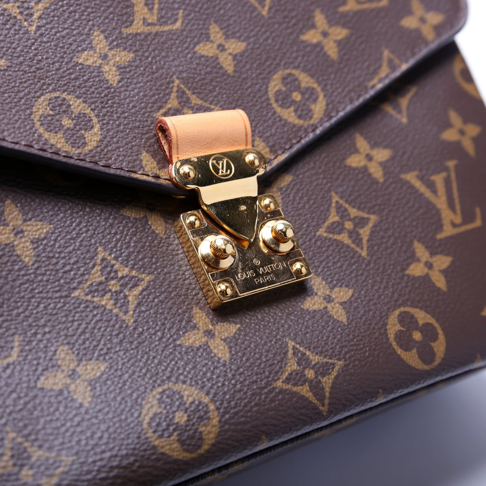 
                      
                        Pochette Metis Monogram
                      
                    