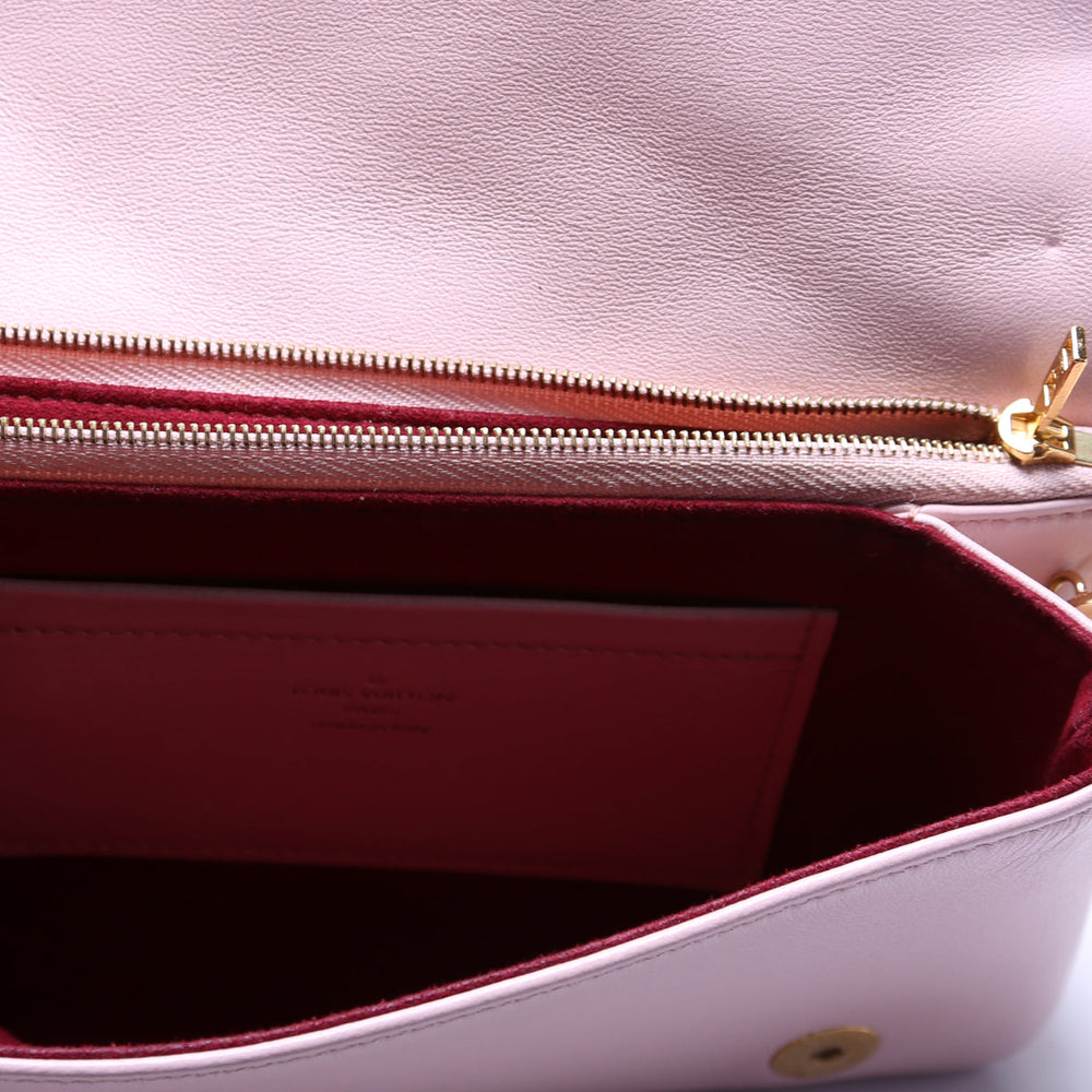 
                      
                        Pochette Coussin Pink
                      
                    